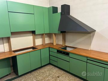 Cucina laccata con piano in faggio lamellare