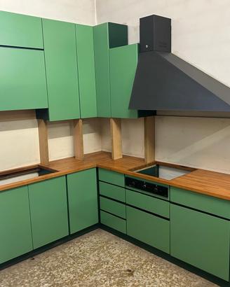 Cucina laccata con piano in faggio lamellare