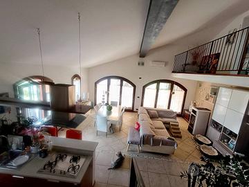 Rustico / Casale di 550 m² con più di 5 locali a C