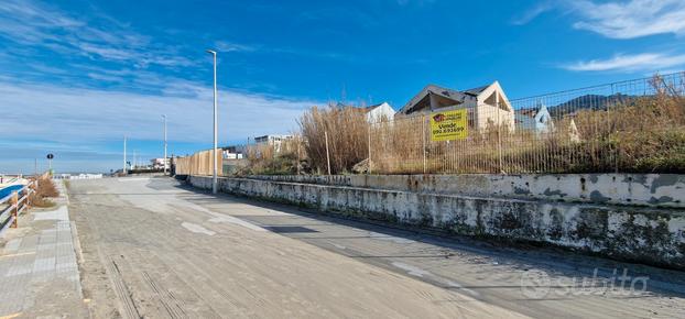 Rodia, Villa con giardino fronte mare