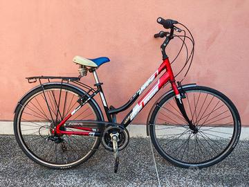 City Bike pronta per essere pedalata