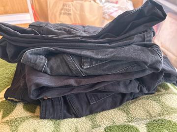 5 pantaloni neri skinny fit