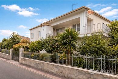 Villa con giardino e posto auto