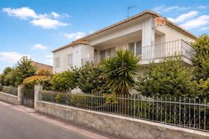 Villa con giardino e posto auto