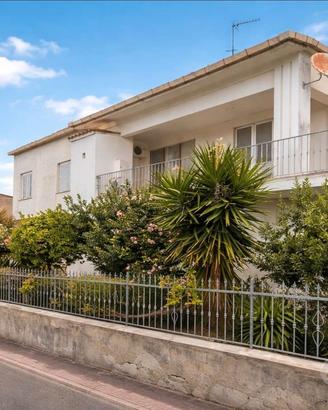 Villa con giardino e posto auto