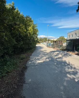 Piazzale uso parcheggio/rimessaggio roulotte