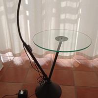 Tavolino piano in vetro con lampada orientabile