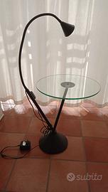 Tavolino piano in vetro con lampada orientabile