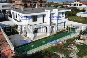 Villa singola libera congiardino su 4 lati