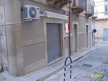 Locale commerciale con magazzini e deposito