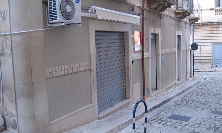 Locale commerciale con magazzini e deposito