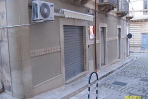 Locale commerciale con magazzini e deposito