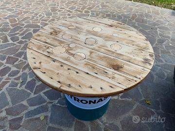 tavolo tondo  in legno trattato per Bar/giardino