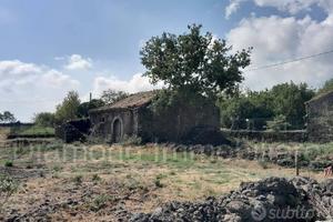 Palmento con 1,3 ettari di terreno a Linguaglossa