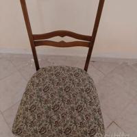 sei sedie e una poltrona.