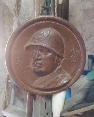 il duce in bronzo