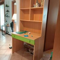 scrivania con libreria