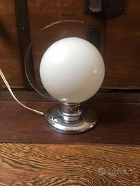 Lampada in vetro opalino e metallo cromato vintage
