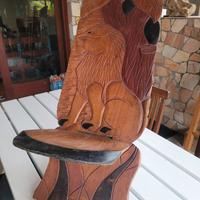 Sedia in legno intarsiata a mano