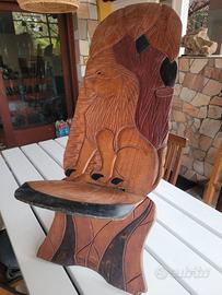 Sedia in legno intarsiata a mano