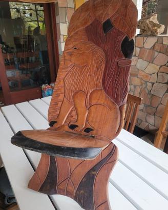 Sedia in legno intarsiata a mano