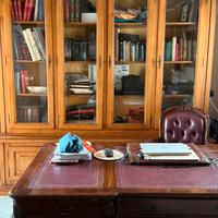 Scrivania in legno massello con libreria