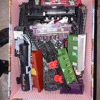 trenini di plastica e legno