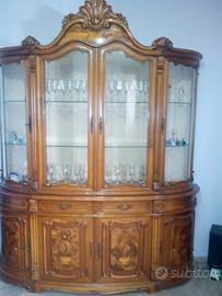 Vetrina  in  Noce