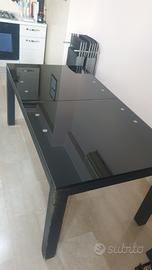 Tavolo moderno in cristallo nero fumè