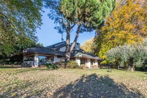 CAVALLASCA proponiamo prestigiosa VILLA immersa ne