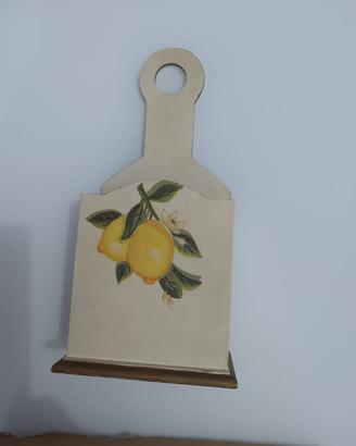 Portaoggetti in legno decorato a mano