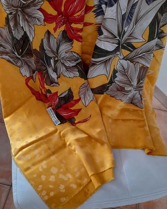 magnifica stola in pura seta  Salvatore Ferragamo 