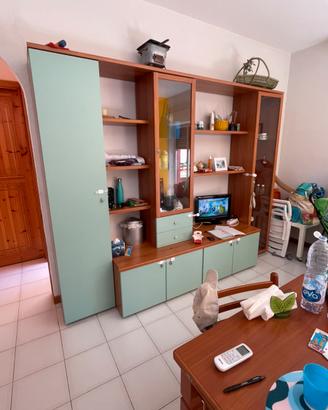 Parete attrezzata tavolo e sedie