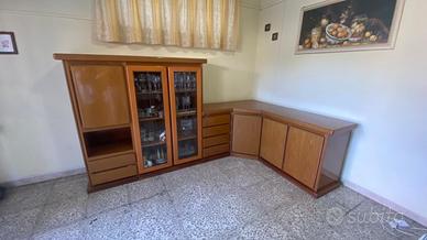 Mobile soggiorno con vetrina con tavolo e sedie