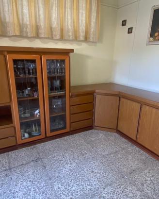 Mobile soggiorno con vetrina con tavolo e sedie