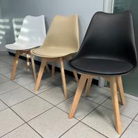 Stock Sedie scandinave nuove