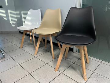 Stock Sedie scandinave nuove