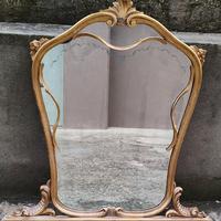 Specchio con cornice in legno dorato
