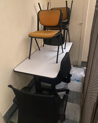 Scrivania e sedie da ufficio
