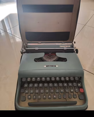 Macchina da scrivere  Olivetti Lettera 22