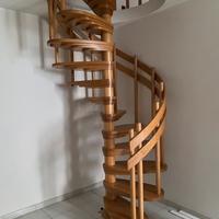 Scala a chiocciola interna in legno massello