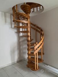 Scala a chiocciola interna in legno massello