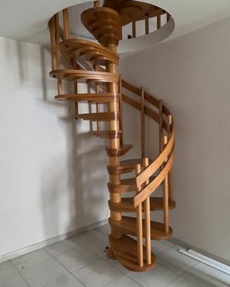 Scala a chiocciola interna in legno massello