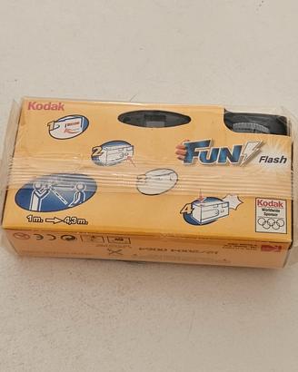 Macchina fotografica usa e getta Kodak anni 80 