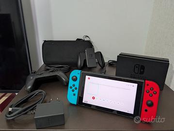 Nintendo Switch con accessori e Pro controller 