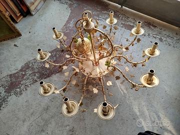 Lampadario in ferro battuto verniciato shabby