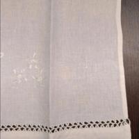 Asciugamano con ospite, ricamo a mano