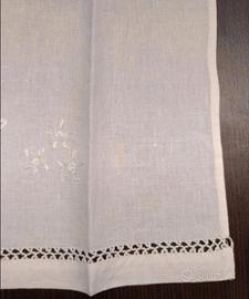 Asciugamano con ospite, ricamo a mano