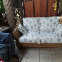 Divano due posti in rattan.