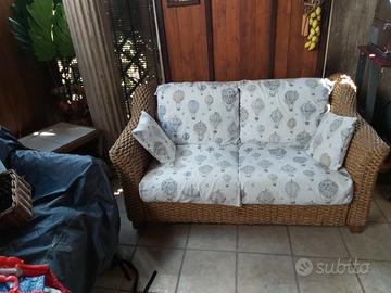 Divano due posti in rattan.